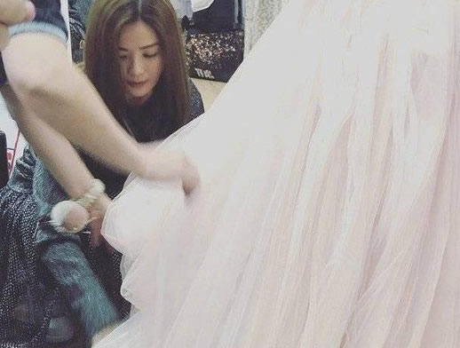 阿Sa陪阿娇试婚纱备战婚礼:一动作太暖心有爱(图) 阿Sa陪阿娇试婚纱备战婚礼:一动作太暖心有爱(图)