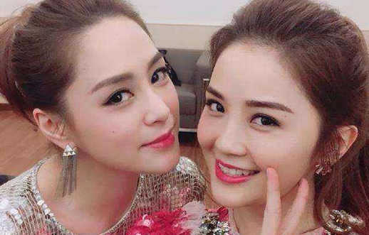 阿Sa陪阿娇试婚纱备战婚礼:一动作太暖心有爱(图) 阿Sa陪阿娇试婚纱备战婚礼:一动作太暖心有爱(图)