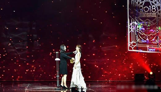 两代令妃同台是什么情况:气质新鲜台上相拥(图) 两代令妃同台是什么情况:气质新鲜台上相拥(图)