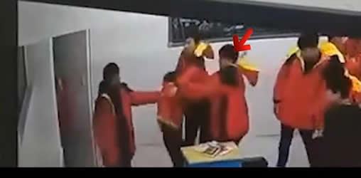 初中教室殴打同学时猝死:致死原因监控画面曝光 初中教室殴打同学时猝死:致死原因监控画面曝光