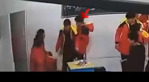 初中教室殴打同学时猝死:致死原因监控画面曝光 初中教室殴打同学时猝死:致死原因监控画面曝光