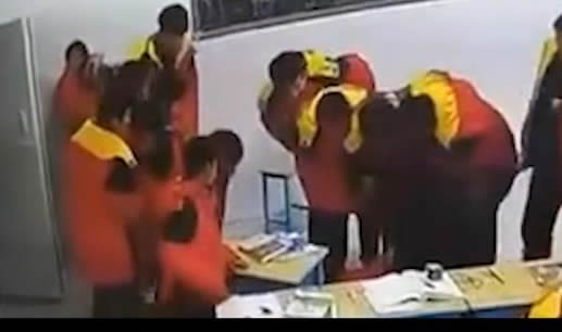 初中教室殴打同学时猝死:致死原因监控画面曝光 初中教室殴打同学时猝死:致死原因监控画面曝光