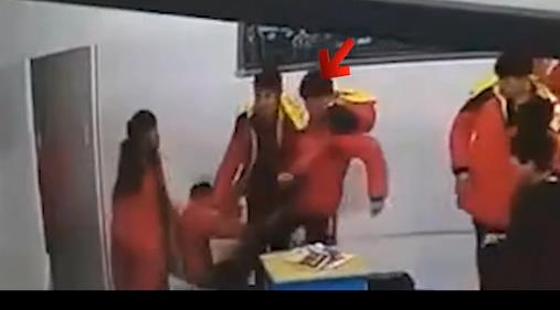 初中教室殴打同学时猝死:致死原因监控画面曝光 初中教室殴打同学时猝死:致死原因监控画面曝光