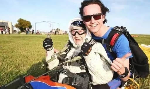102岁奶奶玩跳伞是什么情况:跳伞背后的故事曝光 102岁奶奶玩跳伞是什么情况:跳伞背后的故事曝光