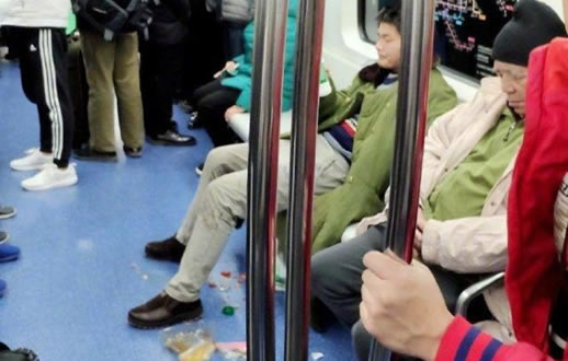 男子地铁吃小龙虾什么情况:事情真相全过程揭晓 男子地铁吃小龙虾什么情况:事情真相全过程揭晓