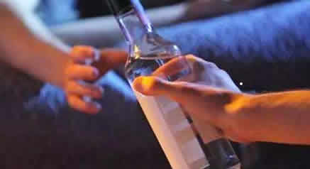 宿舍饮酒致截瘫是什么情况:这么严重喝了多少酒详情真相 宿舍饮酒致截瘫是什么情况:这么严重喝了多少酒详情真相