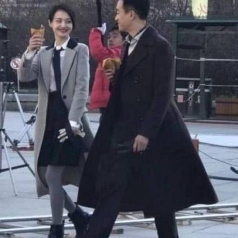 街拍郑爽素颜时尚:气质优雅真正的美女(图) 街拍郑爽素颜时尚:气质优雅真正的美女(图)