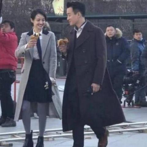 街拍郑爽素颜时尚:气质优雅真正的美女(图) 街拍郑爽素颜时尚:气质优雅真正的美女(图)