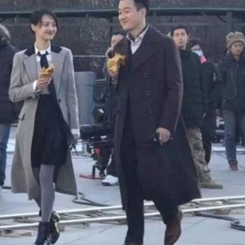 街拍郑爽素颜时尚:气质优雅真正的美女(图) 街拍郑爽素颜时尚:气质优雅真正的美女(图)