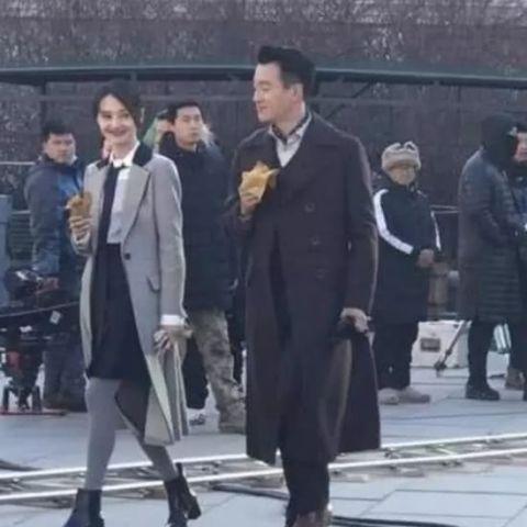 街拍郑爽素颜时尚:气质优雅真正的美女(图) 街拍郑爽素颜时尚:气质优雅真正的美女(图)