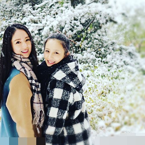 李湘晒女儿滑雪照：北京大雪明星有的晒娃有的晒闺蜜