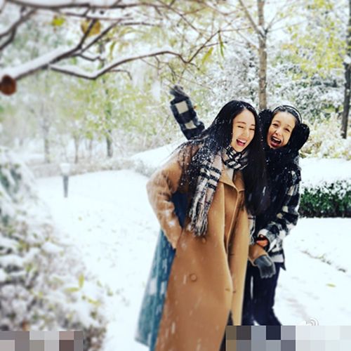 李湘晒女儿滑雪照：北京大雪明星有的晒娃有的晒闺蜜