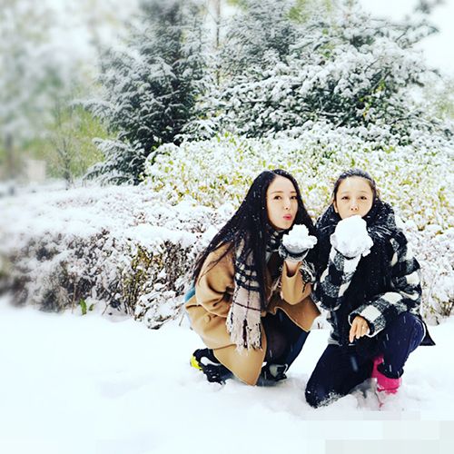 李湘晒女儿滑雪照：北京大雪明星有的晒娃有的晒闺蜜