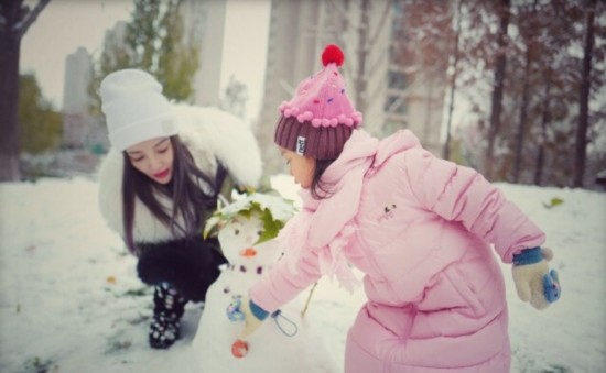 李湘晒女儿滑雪照：北京大雪明星有的晒娃有的晒闺蜜