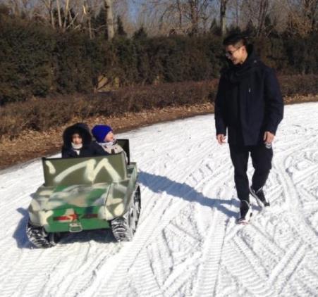李湘晒女儿滑雪照：北京大雪明星有的晒娃有的晒闺蜜