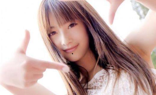 女人巨富痣解读：老人说女人巨富痣（命藏巨富）