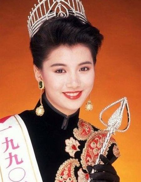 袁咏仪亮相阿娇婚礼:女人味十足(图) 袁咏仪亮相阿娇婚礼:女人味十足(图)