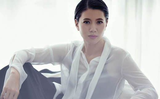 袁咏仪亮相阿娇婚礼:女人味十足(图) 袁咏仪亮相阿娇婚礼:女人味十足(图)