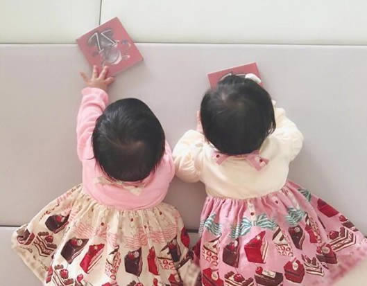 张杰晒双胞胎女儿:难得的晒照这样跟大家亮相太有爱了 张杰晒双胞胎女儿:难得的晒照这样跟大家亮相太有爱了