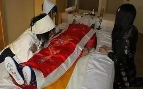 关于人死后为何穿寿衣:死人穿寿衣最可怕图片 关于人死后为何穿寿衣:死人穿寿衣最可怕图片