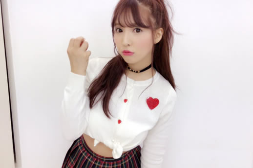 三上优亚露背高领毛衣:三上优亚三围及作品写真图 三上优亚露背高领毛衣:三上优亚三围及作品写真图