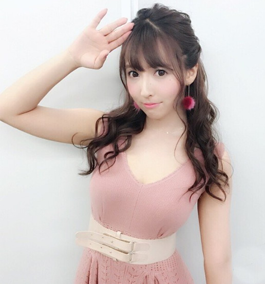 三上优亚露背高领毛衣:三上优亚三围及作品写真图 三上优亚露背高领毛衣:三上优亚三围及作品写真图