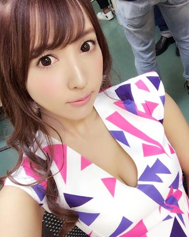 三上优亚露背高领毛衣：三上优亚三围及作品写真图