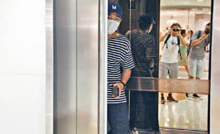 刘恺威离婚后现身近照:孤单出现拒谈离婚真相 刘恺威离婚后现身近照:孤单出现拒谈离婚真相