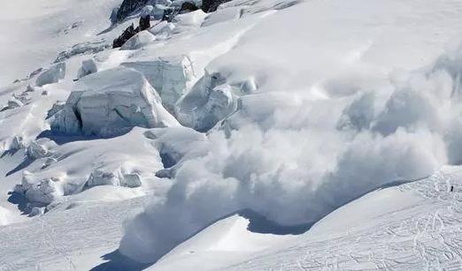 男孩滑雪遭遇雪崩被压40分钟获救：教你如何自救与施救