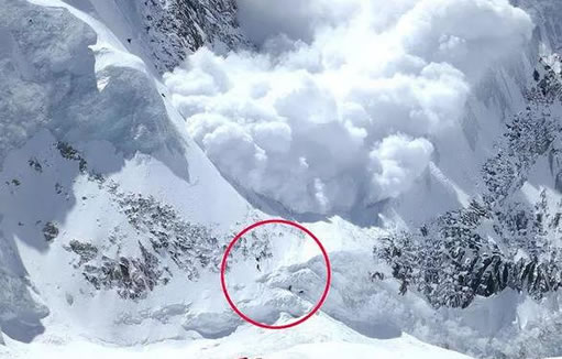 男孩滑雪遭遇雪崩被压40分钟获救：教你如何自救与施救