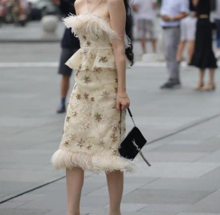 夏天裙子女孩子图片：小姐姐们衣服和身材相得益彰