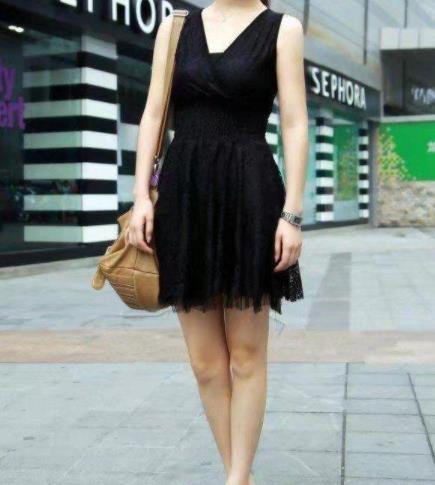 夏天裙子女孩子图片：小姐姐们衣服和身材相得益彰