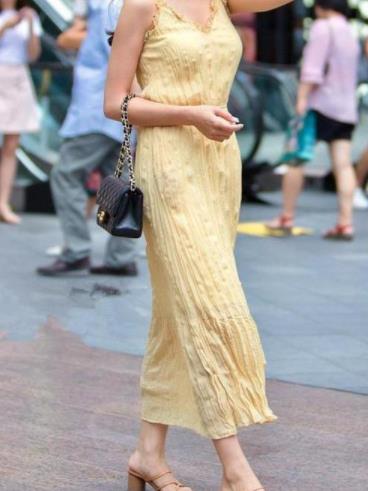 夏天裙子女孩子图片：小姐姐们衣服和身材相得益彰