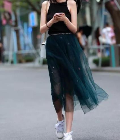 夏天裙子女孩子图片：小姐姐们衣服和身材相得益彰