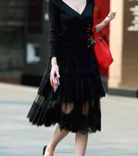 夏天裙子女孩子图片：小姐姐们衣服和身材相得益彰