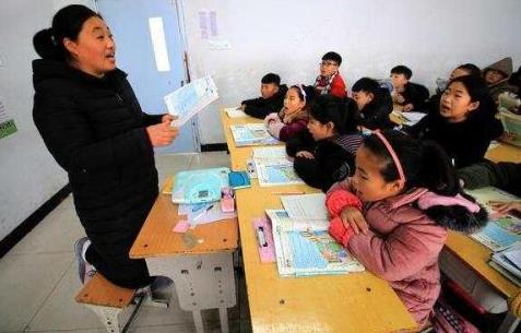 女老师跪凳上讲课详情原因：尽心尽力一幕令人称赞