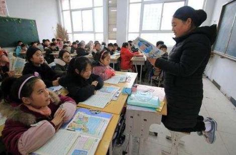 女老师跪凳上讲课详情原因：尽心尽力一幕令人称赞