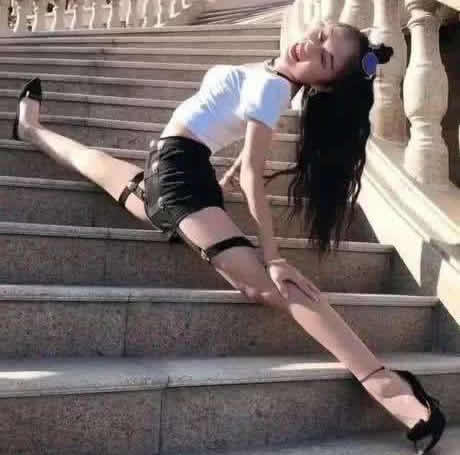 为什么女孩子喜欢练一字马：练一字马好处及图片