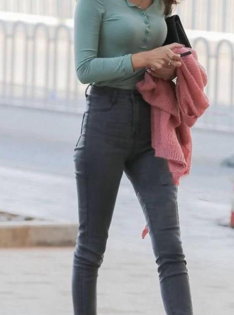 休闲牛仔裤优雅大方：美女青春靓丽窈窕好身姿