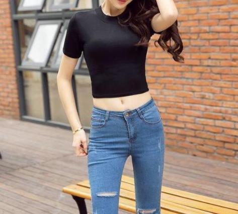 休闲牛仔裤优雅大方：美女青春靓丽窈窕好身姿