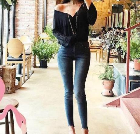休闲牛仔裤优雅大方：美女青春靓丽窈窕好身姿