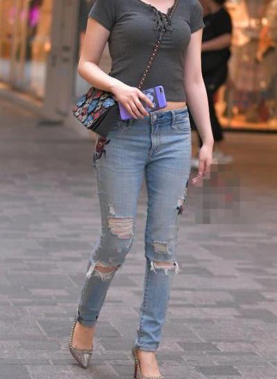 休闲牛仔裤优雅大方：美女青春靓丽窈窕好身姿