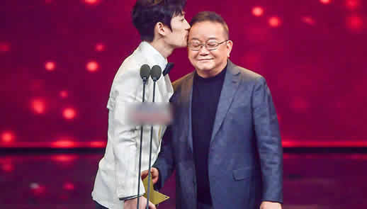 朱一龙亲王刚老师画面温馨:朱一龙和王刚是什么关系 朱一龙亲王刚老师画面温馨:朱一龙和王刚是什么关系