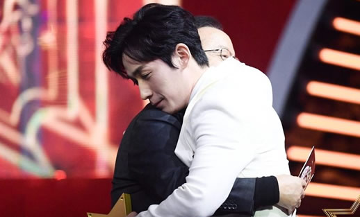 朱一龙亲王刚老师画面温馨:朱一龙和王刚是什么关系 朱一龙亲王刚老师画面温馨:朱一龙和王刚是什么关系