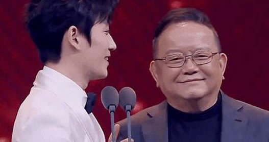 朱一龙亲王刚老师画面温馨:朱一龙和王刚是什么关系 朱一龙亲王刚老师画面温馨:朱一龙和王刚是什么关系
