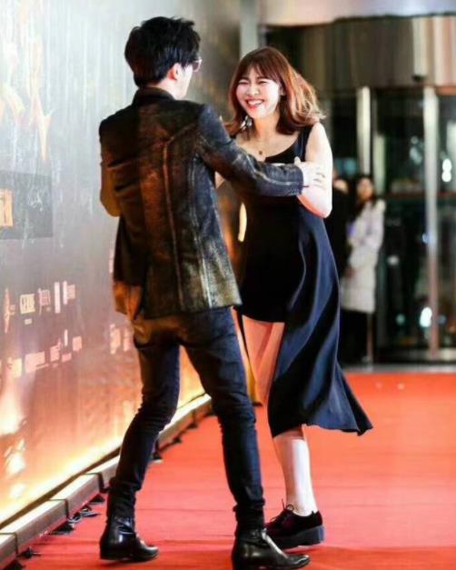 薛之谦被女主播突袭强吻：画面中女主播太疯狂了