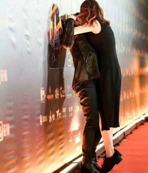 薛之谦被女主播突袭强吻：画面中女主播太疯狂了