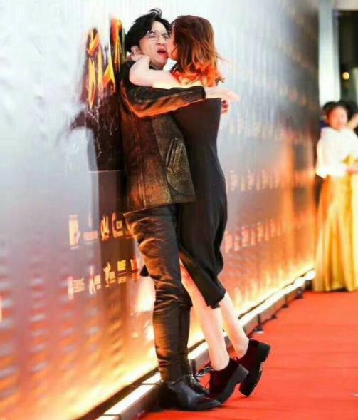 薛之谦被女主播突袭强吻：画面中女主播太疯狂了