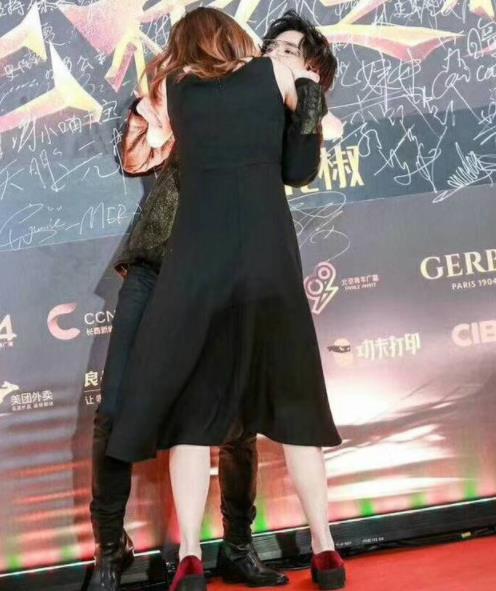 薛之谦被女主播突袭强吻：画面中女主播太疯狂了