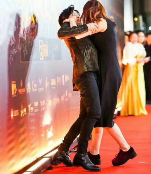 薛之谦被女主播突袭强吻：画面中女主播太疯狂了